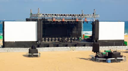 Scène de concert extérieur - Scène clé en main - Scène de concert à la plage - Matos prestataire technique événementiel